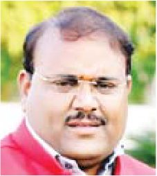 पार्षद कालरा परिवार के साथ बारिश में भी धरना में छतरी लगाकर खड़े रहे
