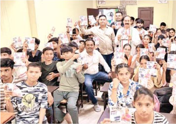 जलभराव के बीच छात्रों से की पूर्व विधायक ने मुलाकात
