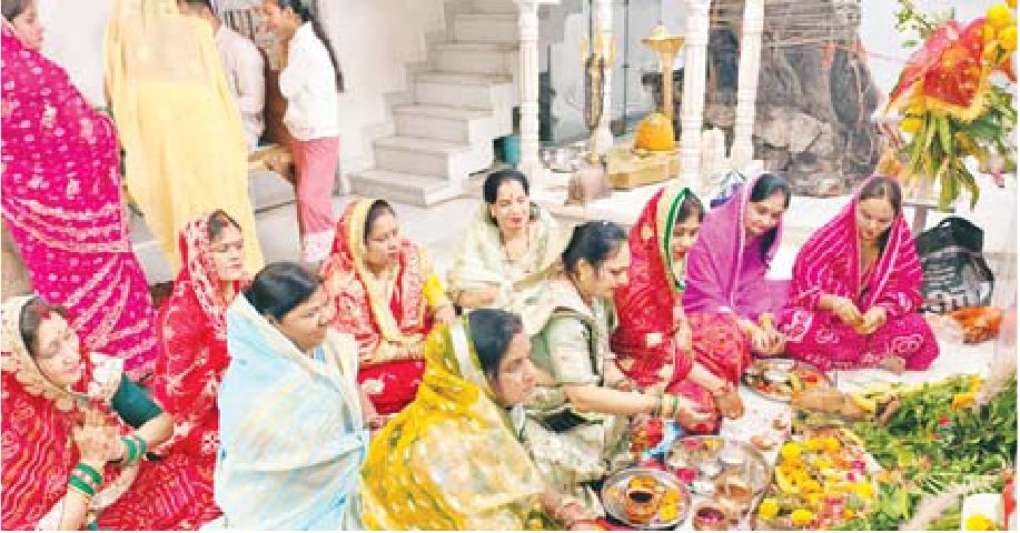 निर्जला क्रत होने के बाद भी महिलाओं ने दिखाई भक्ति नृत्य में श्रद्धा