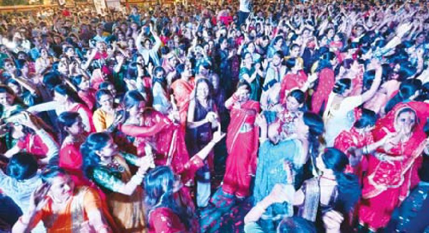 निर्जला क्रत होने के बाद भी महिलाओं ने दिखाई भक्ति नृत्य में श्रद्धा
