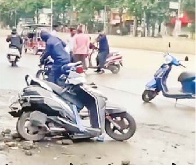 रिक्शा और एक्टिवा को टक्कर मारकर डिवाइडर में घुसी कार