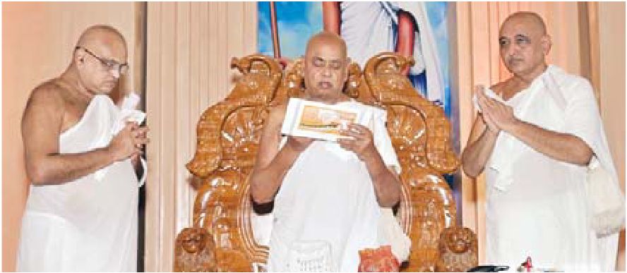 जैन समाजजन रहे बारसासूत्र वांचन कुमुदलताजी ने आत्मशुद्धि का महत्व बताया एवं चैत्य परिपाटी में मौजूद