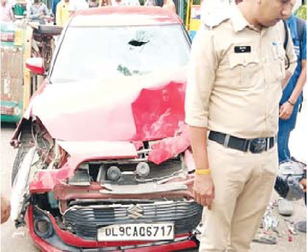कार ने बाइक और सायकल को टक्कर मारकर रिक्शा को पलट दिया दो घायल, कार छोड़कर भागे छात्र