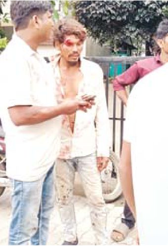 कार ने बाइक और सायकल को टक्कर मारकर रिक्शा को पलट दिया दो घायल, कार छोड़कर भागे छात्र