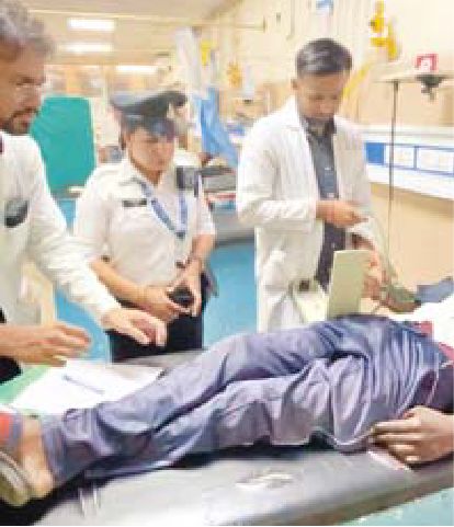 खडे रहकर आंखों से देखा इलाज