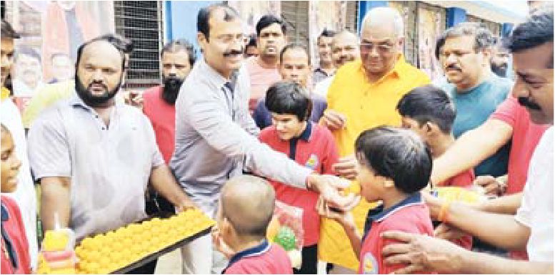 बच्चों के बीच भाजपाइयों का सेवाकार्य