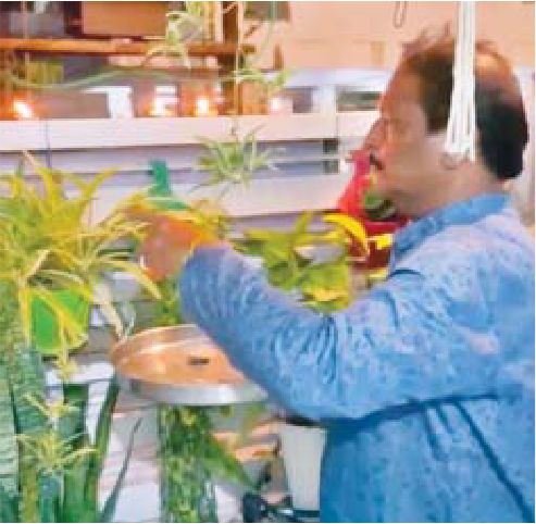 बच्चों के बीच भाजपाइयों का सेवाकार्य