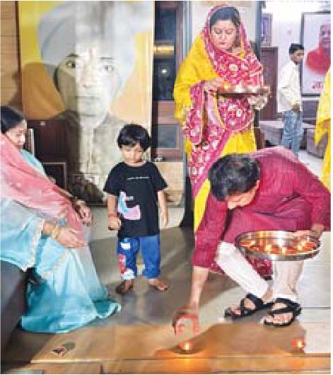दीपक के लिए टेबल लगी तो लोगों ने युवक कांग्रेस ने वेबसाइट कहा खाने का भी आयोजन है क्या लांच कर दी चेतावनी