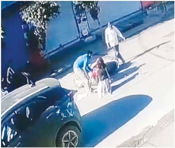 तेज रफ्तार कार ने महिला और बच्ची को मारी टक्कर