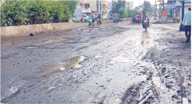 खरगोन—सनावद रोड मौत का सफर बन सकता है