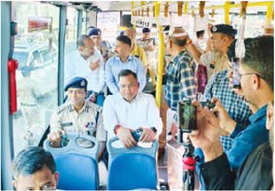 बस में बैठकर झांकी मार्ग देखने निकली जिला सरकार