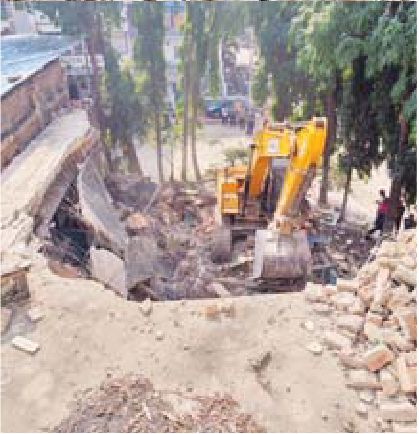 नेहरू नगर में खतरनाक मकान को तोड़ा