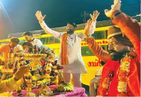 देर रात तक निकलते रहे डोल