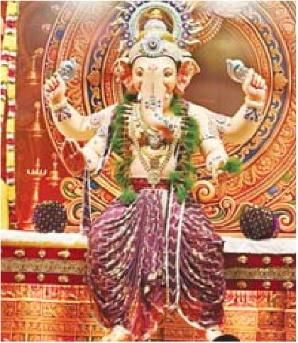 दोस्ती हो तो ऐसी... दिवंगत मित्र अरविन्द को दोस्तों ने अनूठी झांकी बनाकर दी श्रद्धांजलि