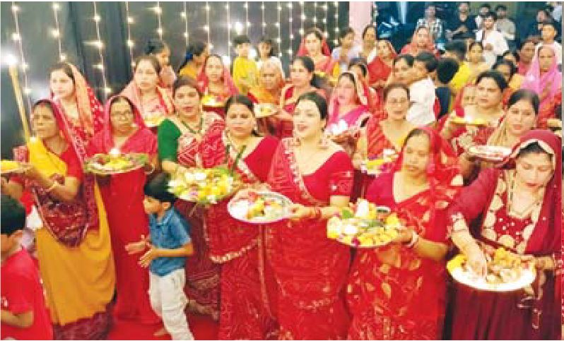 महिलाएं घर से लाई सजी हुई आरती की थाली
