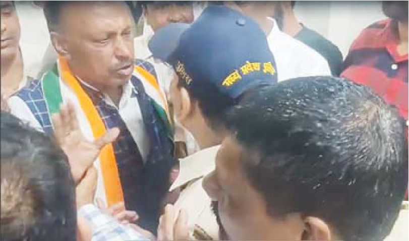 समस्या लेकर गए कांग्रेसियों के सामने आई थी नई समस्या निगम कमिश्नर से मिलने के लिए लगा समय, बाहर सख्त भाषा के साथ रोका गया