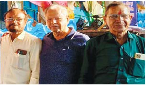 झांकी के लिए दिए चेक