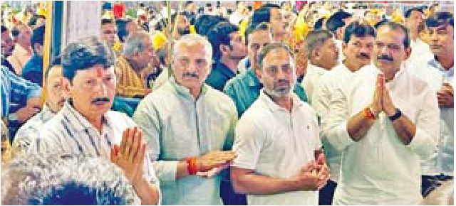 भाजपाइयों के पंडाल में निमंत्रण पर पहुंचे कांग्रेसी