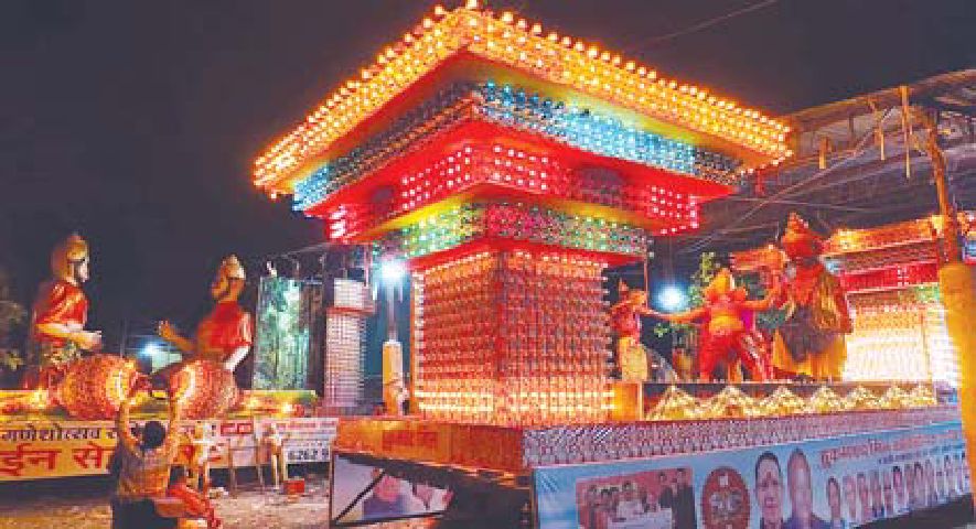 इंदौर (सिटी ब्लास्ट प्रतिनिधि)। आज शुक्रवार की रात में रतजगा होगा 103 साल पुरानी परम्परा आज भी कलाकारों की मेहनत पर झांकी देखने वाले की निगाह बरकरार रहेगी। रात भर आज झांकियों का कारवां भंडारी मिल से शुरू हो कर शहर के मध्य पहुंचकर भ्रमण करते हुए सुबह वापस अपने-अपने स्थान पर यह झांकियां पहुंचेगी। खजरा
