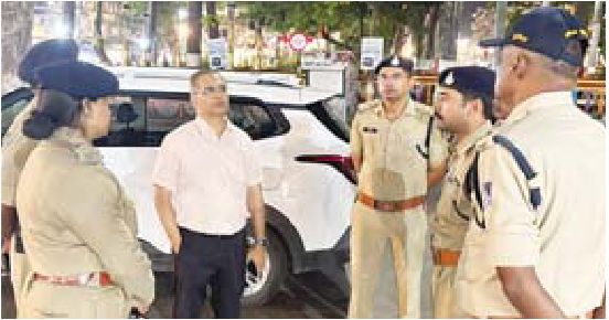 राजबाडा पर सुबह कुछ बसें आई उसके बाद पुलिस ने लगाई रोक