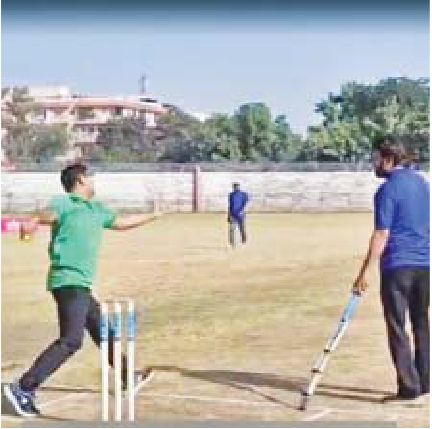 निगम आयुक्त ने क्रिकेट मैच में विकेट भी लिया और ऊंचे शॉट भी लगाए