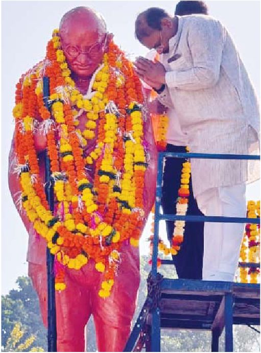 भाजपा अध्यक्ष ने किया माल्यार्पण