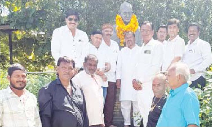 महाविद्यालय पहुंचे कांग्रसियों ने किया माल्यार्पण