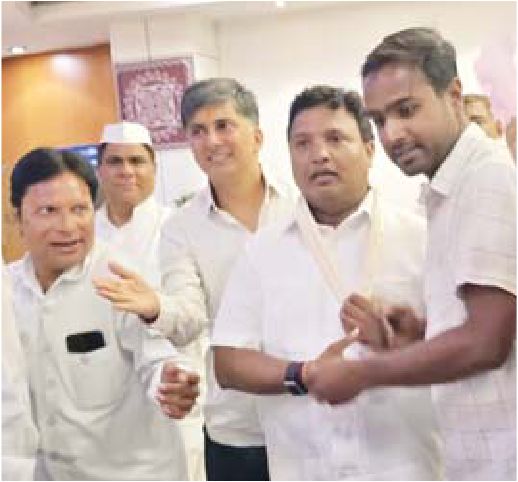 सेवादल के राष्ट्रीय अध्यक्ष के धूमधड़ाका स्वागत से परेशान हुए यात्री सेवादल के राष्ट्रीय अध्यक्ष का स्वागत कांग्रेसियों ने किया
