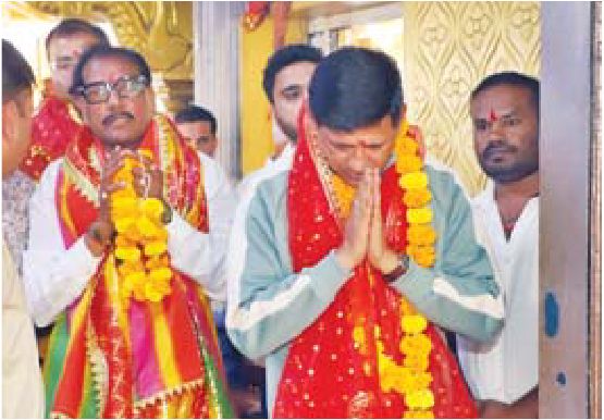 अमेरिका से लौटते ही बिजासन टेकरी पर पहुंचे महापौर