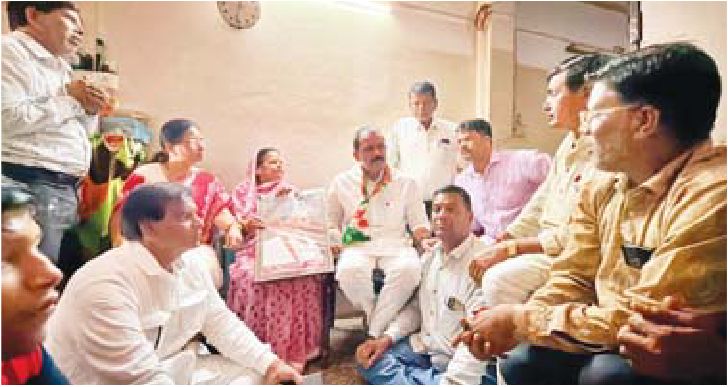 कांग्रेसियों को मृतकों के परिजनों ने कहा दोषियों को मिलना चाहिए सजा भागीरथपुरा में पहुंचे कांग्रेसी, अध्यक्ष ने कहा हम जांच रिपोर्ट से संतुष्ट नहीं