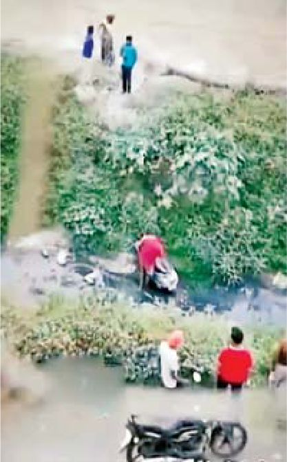 नाले में स्कूटी सवार माँ- बेटी गिरी तो जागा निगम