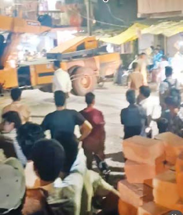 रेती खाली कर रहा डम्पर पलटा