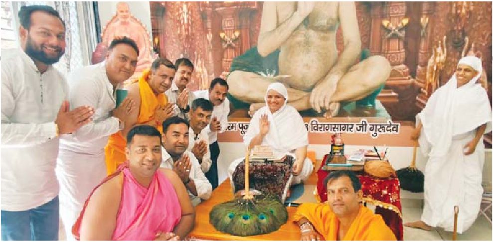 विशिष्ट माताजी को भेंट किया श्रीफल