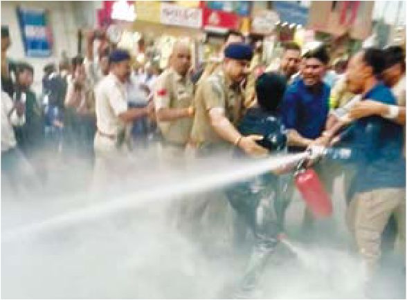कांग्रेस ने पहला पुतला आसानी से जलाया, दूसरा रहा अधजला