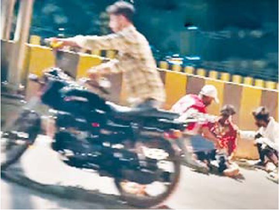 बंगाली ब्रिज पर टकराई दो बाइक, चालक घायल