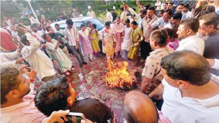 कांग्रेसियों के बीच जा पहुंचे थे प्राधिकरण के मुख्य अधिकारी