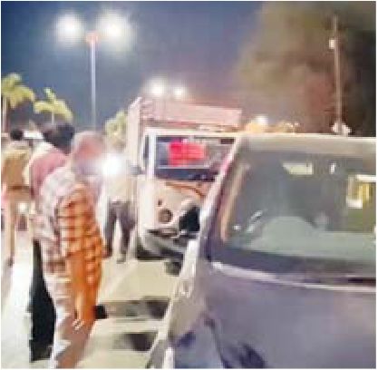 खड़ी कार में जा घुसा लोडिंग वाहन