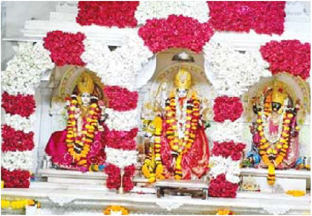 माता मंदिरों में लगी दर्शन के लिए कतार