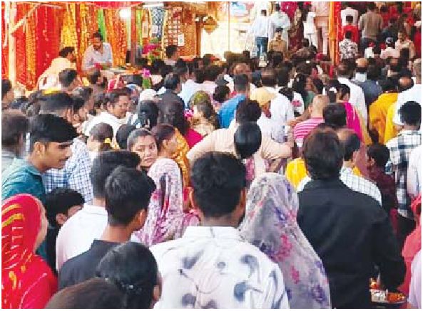 माता मंदिरों में लगी दर्शन के लिए कतार