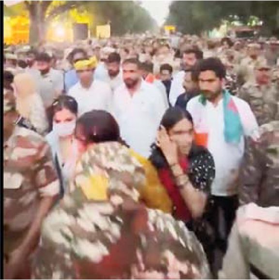 जिला कांग्रेस अध्यक्ष विपिन वानखेडे ने पोस्टर के माध्यम से बताए तीन गद्दार बडी तादाद में पुलिस