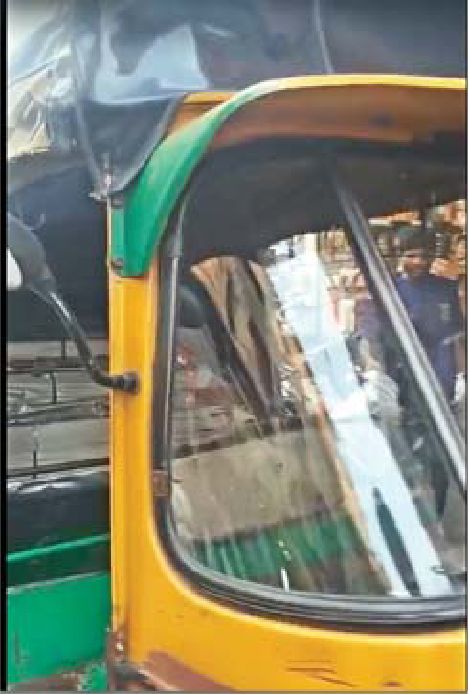 लोडिंग और पैसेंजर रिक्शा से परेशान है व्यवसायी