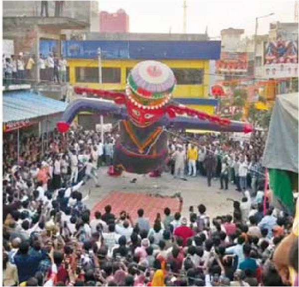 रावण को गिराकर पीट-पीट कर मारा